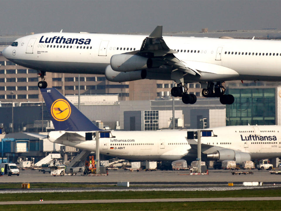 <p>Platz 10: In der Economy Class ist der Platz ist der Regel knapp bemessen. Umso schwieriger ist es, diesen für Passagiere möglichst angenehm zu gestalten. Für die Lufthansa ist das offensichtlich kein Problem. Die deutsche Fluggesellschaft eröffnet die Top 10 des Skytrax-Rankings. Und welche Airlines sind sonst noch vertreten? (Bild-Copyright: Michael Probst/AP Photo) </p>