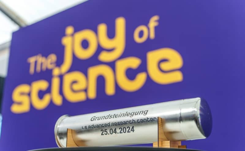 The time capsule for the laying of the foundation stone is ready. The pharmaceutical and chemical company Merck is investing more than 300 million euros in a new research center at its headquarters in Darmstadt. Andreas Arnold/dpa