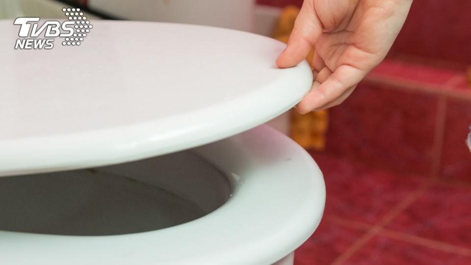 研究發現，沖水時馬桶蓋不蓋對廁所環境有明顯影響。（示意圖／shutterstock達志影像）