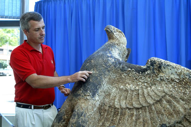 Un buzo uruguayo muestra un agujero de bala en el águila