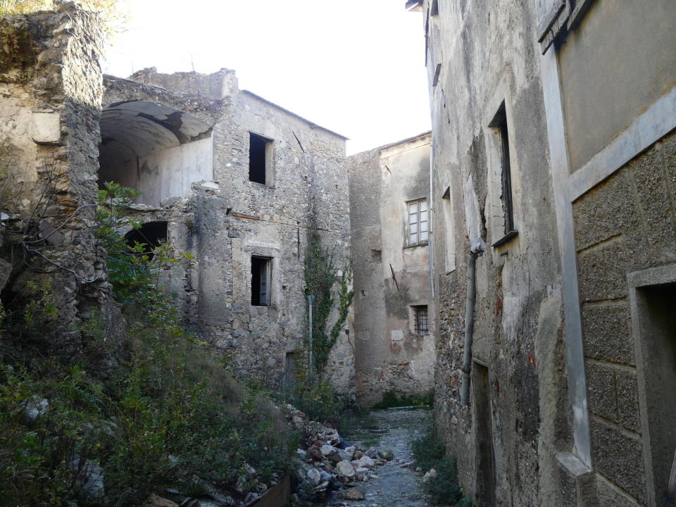 BALESTRINO (ITALIA). Esta localidad de la región de Savona ha sido y es un misterio desde sus orígenes. No hay certeza de cuándo fue construida y pese a que aún quedan en pie algunas de sus construcciones, unas datan del siglo XI y otras de mediados de 1800. Lo cierto es que en 1953 el pueblo fue abandonado por sus escasos 400 habitantes debido a la inestabilidad geológica de la zona. Davide Papalini/Wikimedia.Commons