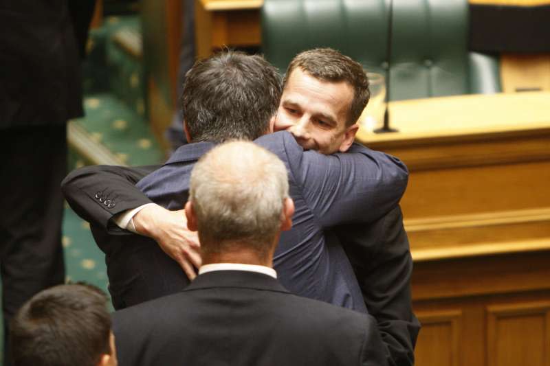 安樂死合法化：提案的行動紐西蘭黨議員西摩爾與其他議員開心擁抱（AP）