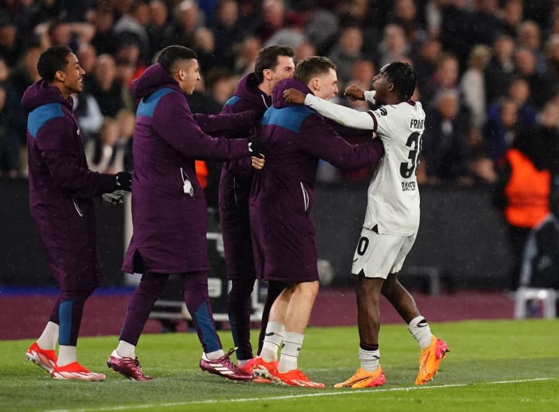 Bayer Leverkusen's Jeremie Frimpong (R) celebrates with team-mates after scoring their side's first goal during the UEFA Europa League, quarter-final second leg soccer match between West Ham United and Bayer Leverkusen at the London Stadium. John Walton/PA Wire/dpa