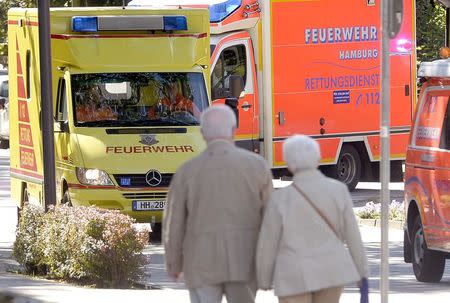 An employee of the World Health Organisation (WHO), who contracted Ebola in Sierra Leone arrives at the 'Universitaetsklinikum Hamburg-Eppendorf' (University Clinic Eppendorf- UKE) in an ambulance (L), in Hamburg, August 27, 2014. REUTERS/Fabian Bimmer