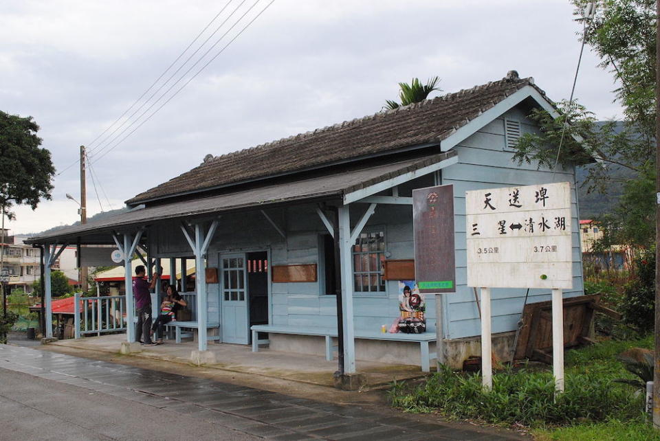 日治時期興建的天送埤車站(Photo via Wikimedia, by王彥翔, License: CC BY-SA 3.0，圖片來源：https://zh.wikipedia.org/wiki/File:太平山林鐵舊天送埤站.JPG)