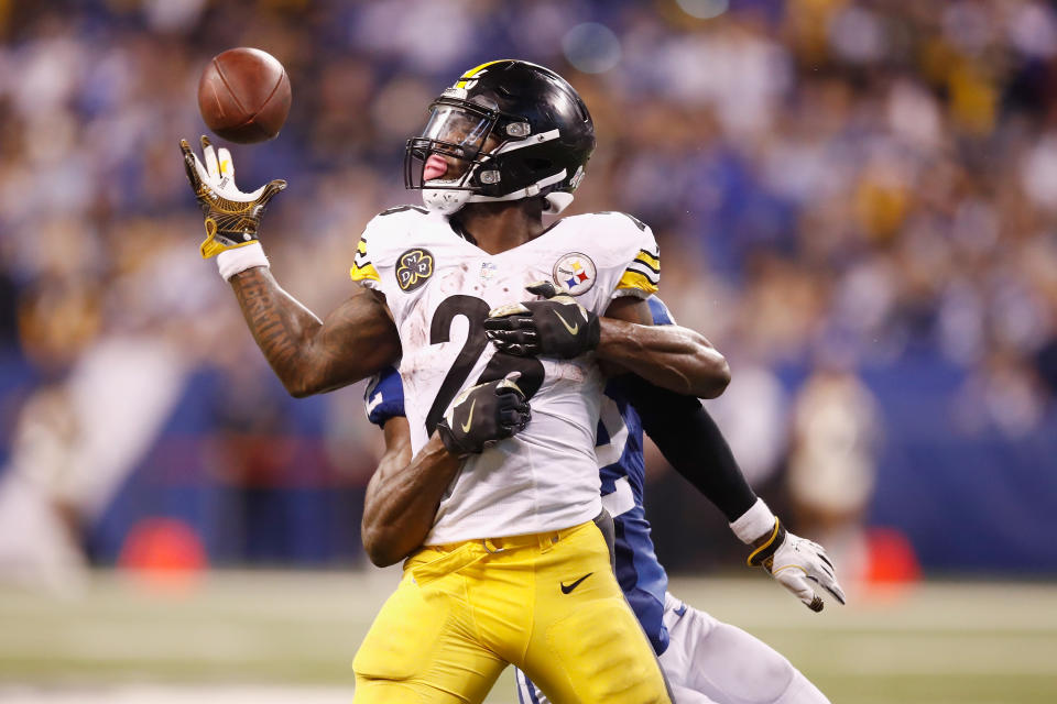 <p>Le’Veon Bell #26 of the Pittsburgh Steelers drops a pass against the Indianapolis Colts during the second half at Lucas Oil Stadium on November 12, 2017 in Indianapolis, Indiana. (Photo by Andy Lyons/Getty Images) </p>
