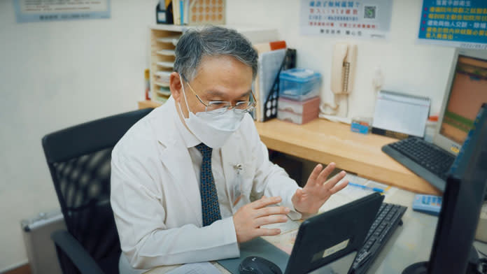 新北市醫師公會理事長顏鴻順給予確診者醫療照護（新北市衛生局提供）