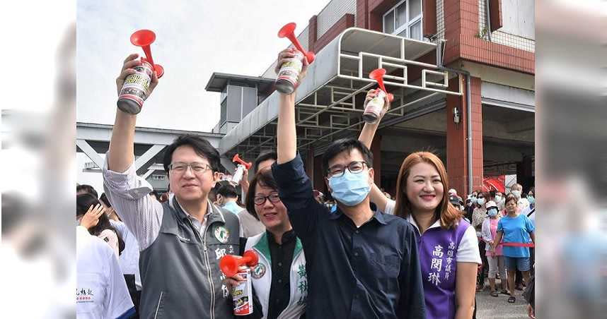 高雄市長陳其邁（前右）24日出席彌陀港虱目魚文化節活動，民進黨立委邱志偉（前左）等人陪同。（圖／中國時報林瑞益攝）