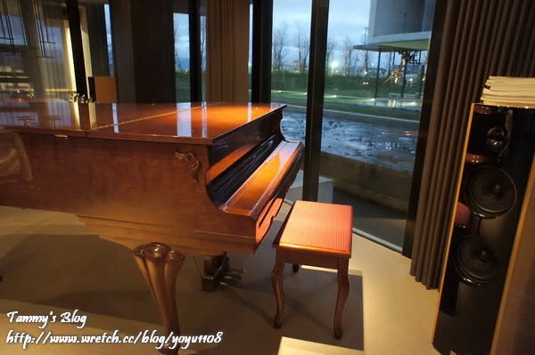 餐廳裡還有一架鋼琴。