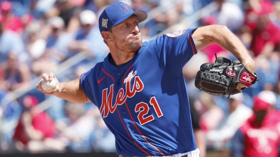 27 maart 2022;  Haven St.  Lucie, Florida, VS;  New York Mets startende werper Max Scherzer (21) gooit een worp tijdens de vierde inning van een voorjaarstrainingsduel tegen St.  Louis Cardinals in Clover Park.