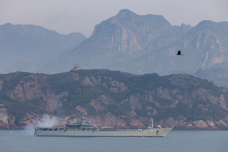 Un buque de guerra chino dispara durante un simulacro militar frente a las islas Matsu controladas por Taiwán, en la costa china cerca de Fuzhou, provincia de Fujian, China