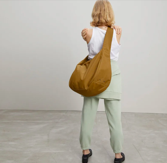 The Oversized Carryall in Breen. Image via Everlane.