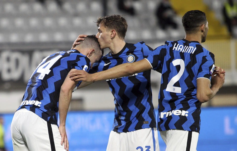 Ivan Perisic (izquierda), del Inter, festeja con sus compañeros tras anotar ante el Spezia en un cotejo de la Serie A italiana, disputado el miércoles 21 de abril de 2021 (Alfonso Cannavacciuolo/LaPresse via AP)