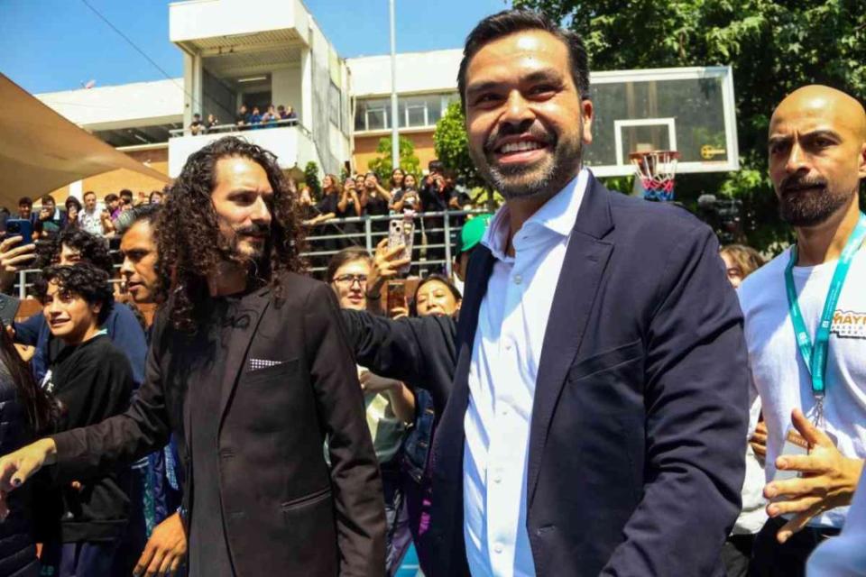 Jorge Álvarez Máynez, candidato a la Presidencia de la República, de Movimiento Ciudadano ;sostuvo un encuentro con jovenes de la Universidad Latinoamericana campus colonia del Valle en la alcaldía Benito Juárez. Los jóvenes de este plantel lo recibieron con mucha euforia externando su apoyo a qué sea el mandatario de este país.