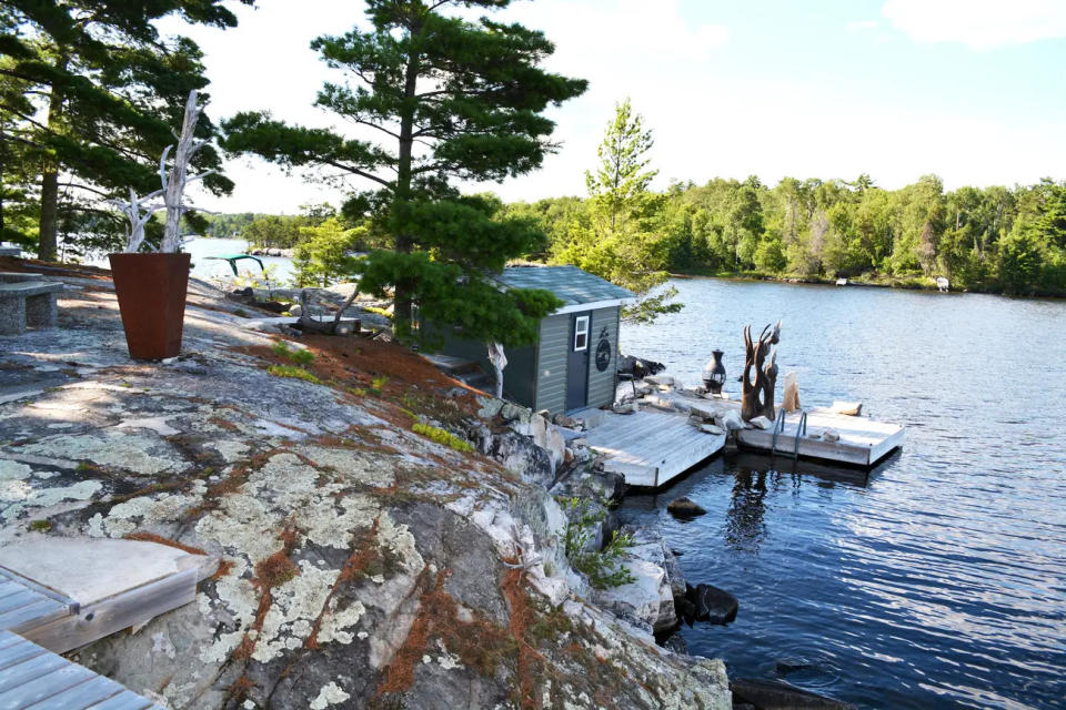 Auf der Privatinsel gibt es einen Bootssteg mit eigenem Schuppen.  - Copyright: Private Islands Inc.