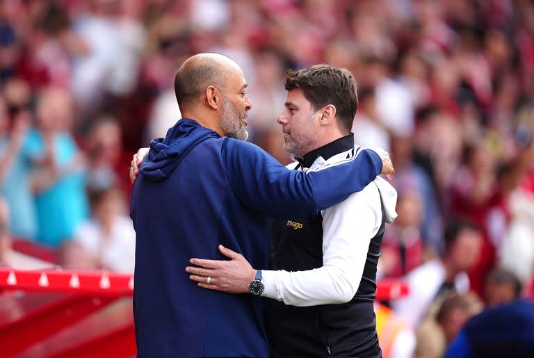 El saludo entre Nuno Espirito Santo, entrenador de Nottingham Forest, y Mauricio Pochettino, antes del inicio del partido que ganó Chelsea.