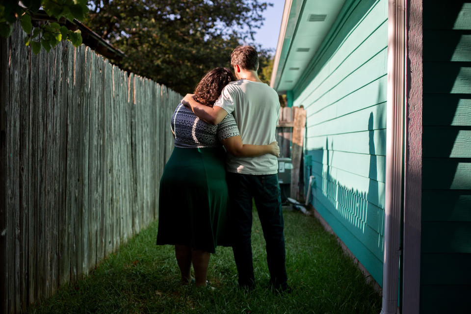 Una enfermera de cuidados intensivos, que pidió el anonimato para hablar de su experiencia, con su marido en su casa de Texas el 15 de julio de 2022.  (Liz Moskowitz/The New York Times)

