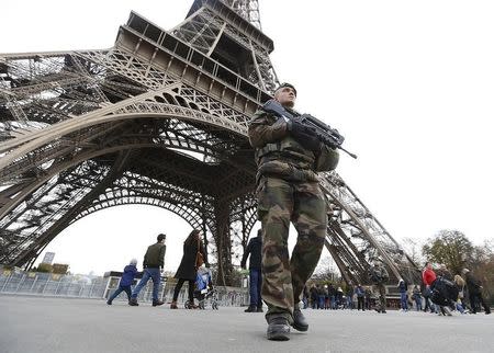 French military patrol near the Eiffel Tower the day after a series of deadly attacks in Paris , November 14, 2015. REUTERS/Yves Herman