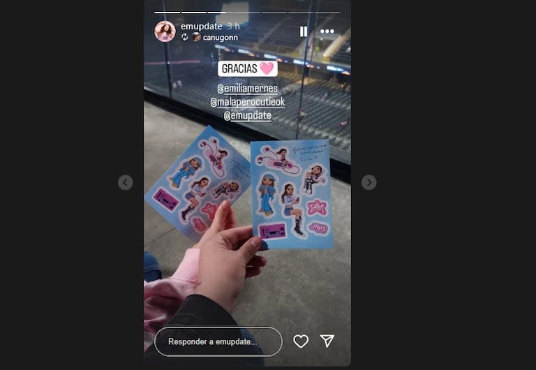 Los stickers que recibieron los fans cuando llegaron al Movistar Arena