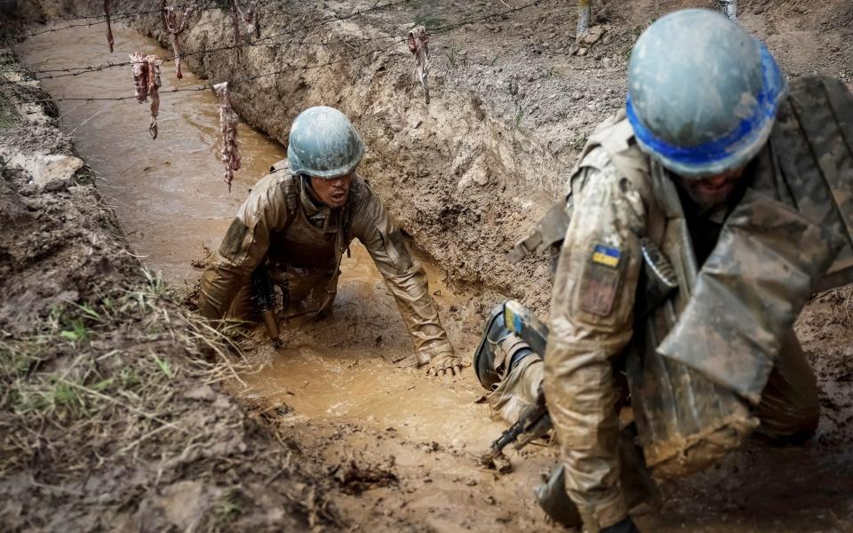 Ukrainian servicemen attend an exercise - GLEB GARANICH/Reuters