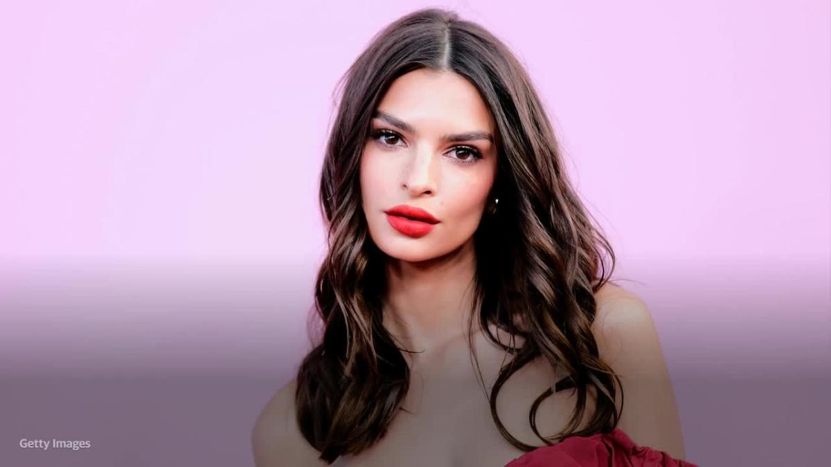 Pregnant Emily Ratajkowski Shares Nude Bathroom Selfie 1121