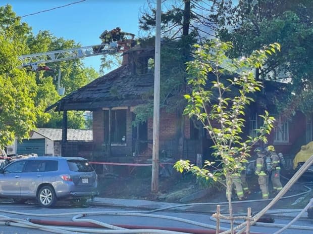 Neighbours began calling 911 around 4:45 a.m. Wednesday about a fire on rue Parker in Aylmer. (Patrick Louiseize/Radio-Canada - image credit)