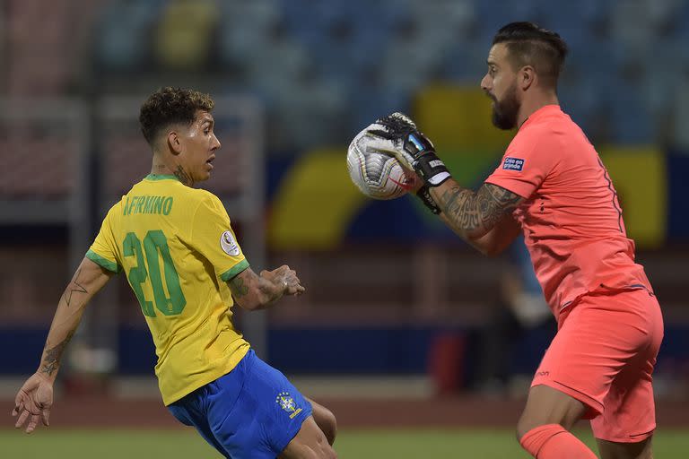 Galíndez atrapa la pelota ante Firmino en el 1-1 ante Brasil que posibilitó la clasificación de Ecuador a los cuartos de final