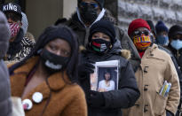 Personas esperan formadas cerca de la Iglesia Bautista Abyssinian en el barrio de Harlem de Nueva York para asistir a una ceremonia pública de cuerpo presente para Cicely Tyson, el 15 de febrero de 2021. Tyson, quien fue una actriz negra pionera galardonada con el Emmy, falleció el 28 de enero. (Foto AP/Craig Ruttle)