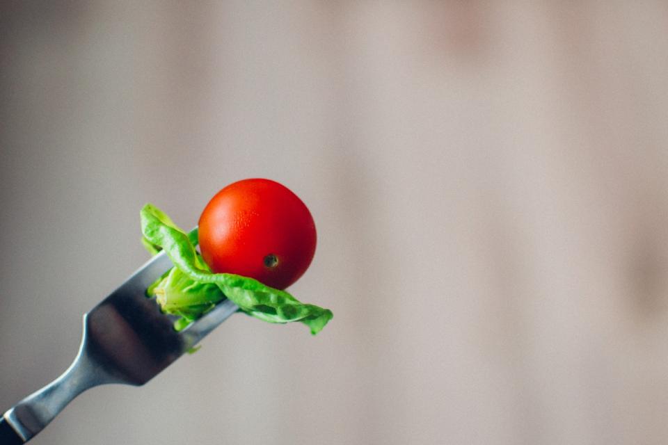 Women are saving their calories to binge drink [Photo: Tookapic via Pexels]