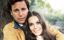 Ihr Tod wird wohl für immer ein Mysterium bleiben: Natalie Wood ("West Side Story") unternahm im November 1981 gemeinsam mit Ehemann Robert Wagner (Bild, "Hart aber herzlich") und Co-Star Christopher Walken, mit dem sie gerade "Projekt Brainstorm" drehte, einen Bootsausflug, von dem sie nicht lebend zurückkehren sollte ... (Bild: Silver Screen Collection/Getty Images)