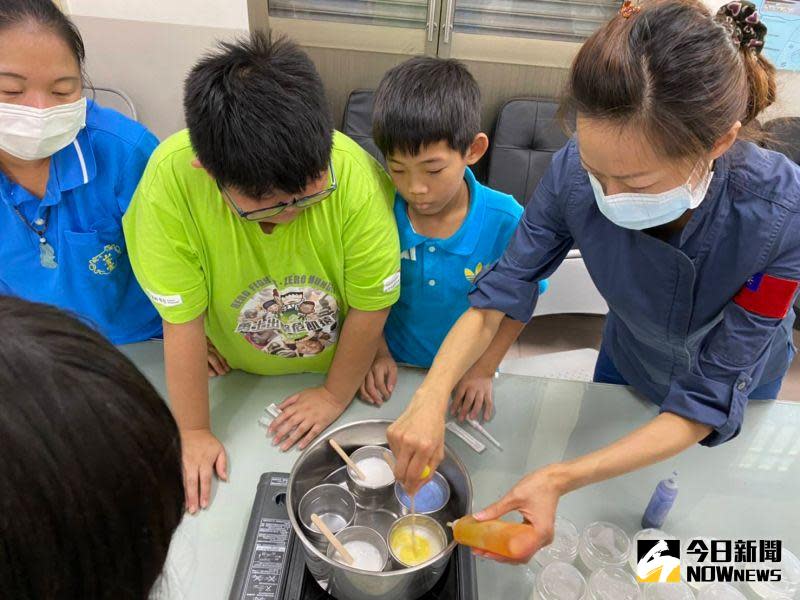 ▲芬園鄉農會規劃新農趣‧心視角課程，帶領文德國小學童研習果凍花的製作，過程中教授3章1Q的概念，讓小學生接受食育教育。（圖／記者陳雅芳攝，2020.09.21）