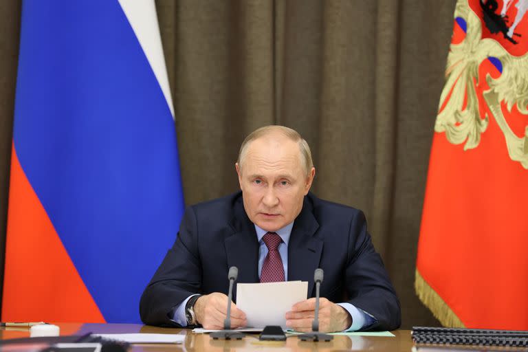 El presidente ruso Vladimir Putin habla durante una reunión con funcionarios de alto nivel del Ministerio de Defensa y jefes de la industria de defensa en la residencia Bocharov Ruchei en Sochi, Rusia