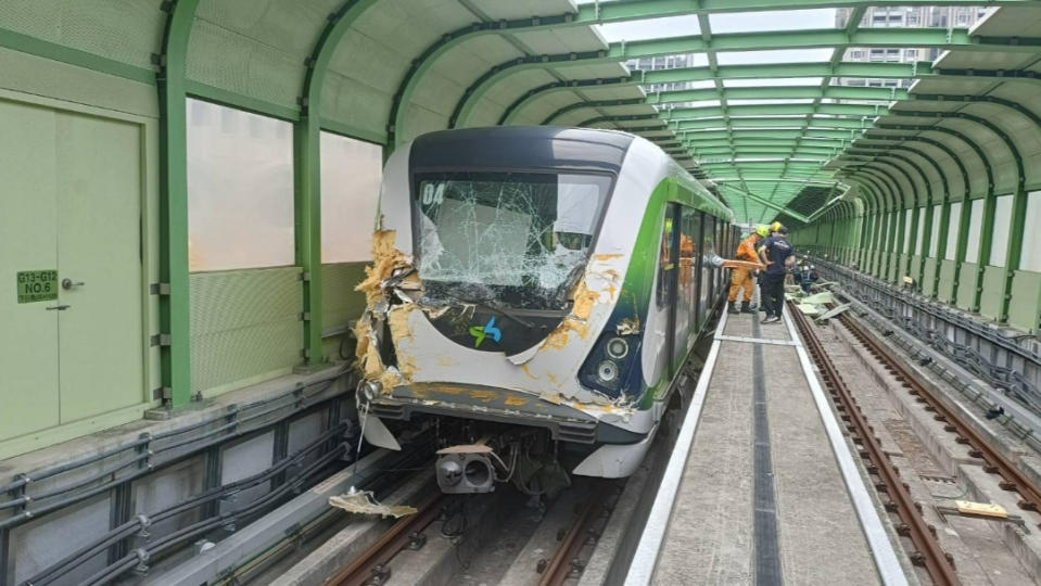 台中捷運去年撞上吊臂事故的調查報告出爐。資料照片，台中市消防局提供