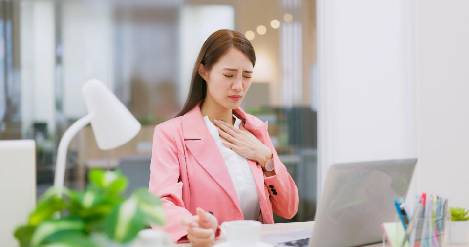  Mujer en el trabajo sufre de acidez