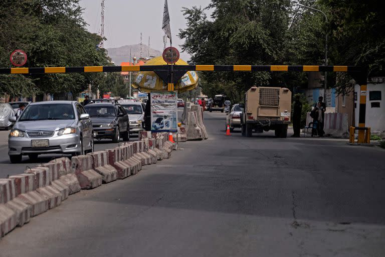 Los vehículos pasan por un puesto de control en el barrio de Sherpur en Kabul el 2 de agosto de 2022