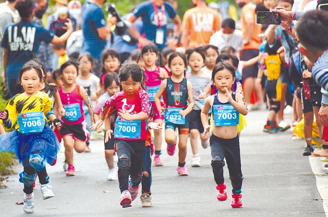 CHALLENGE TAIWAN國際鐵人三項25日進行小鐵人比賽，選手們使出吃奶的力量向前衝。（莊哲權攝）