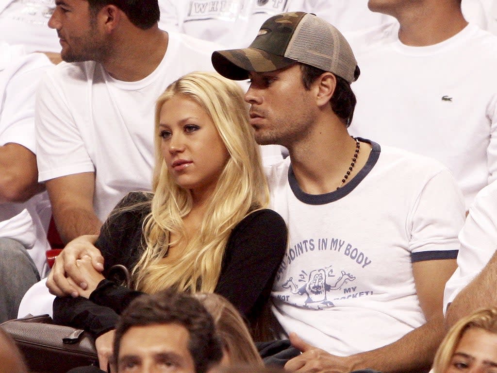  Anna Kournikova and singer Enrique Iglesias hold each other as they watch the the New Jersey Nets take on the Miami Heat in game one of the Eastern Conference semifinals at American Airlines Arena on May 8, 2006 (Getty Images)
