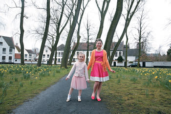 特地穿上漂亮花裙，與家人來到賓霍夫修道院後花園拍照的可愛女孩。