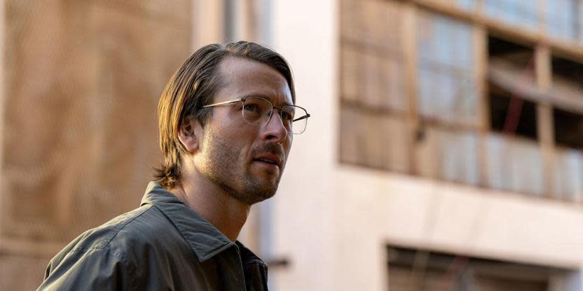 Glen Powell en Hit Man (Fuente: IMDb)