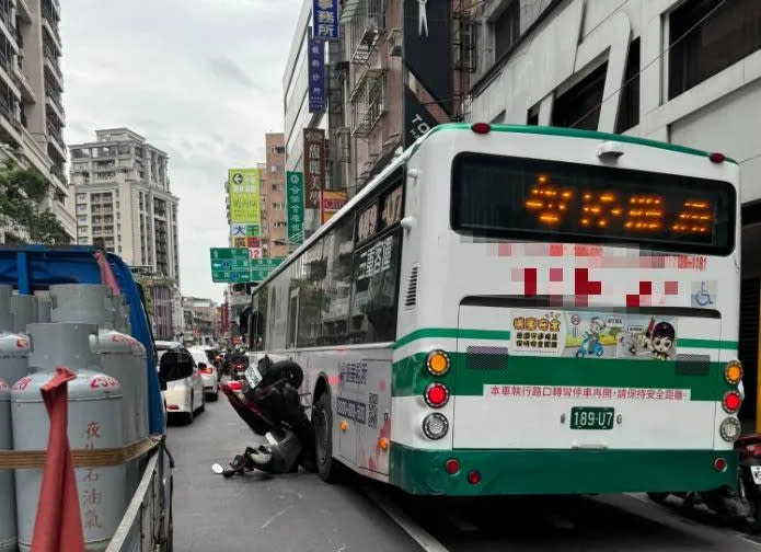 <strong>新莊新泰路今早發生一起車禍。（圖／愛新莊我是新莊人）</strong>