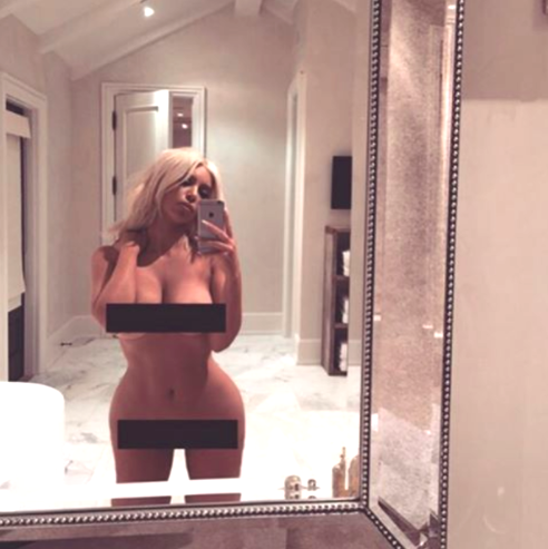 <p>Im März postete das It-Girl ein Nacktfoto von sich, bei dem die heiklen Stellen mit schwarzen Balken verdeckt waren - das Internet flippte aus. Ihre Bildunterschrift sorgte zudem für reichlich Spott: "Wenn du denkst 'Ich habe einfach nichts anzuziehen' LOL". (Bild: Instagram/kimkardashian) </p>