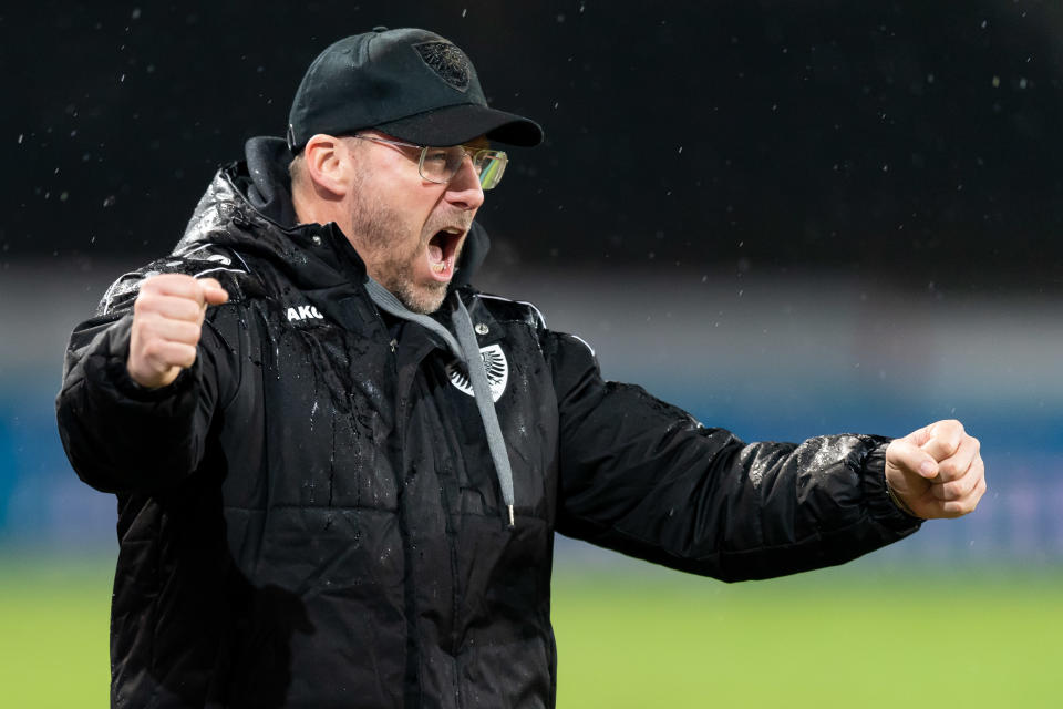 MUENSTER, GERMANY - MARCH 02: (BILD ZEITUNG OUT) head coach Sascha Hildmann of Preussen Muenster gestures during the 3. Liga match between Preussen Muenster and Hansa Rostock at Preussenstadion on March 2, 2020 in Muenster, Germany. (Photo by Max Maiwald/DeFodi Images via Getty Images)