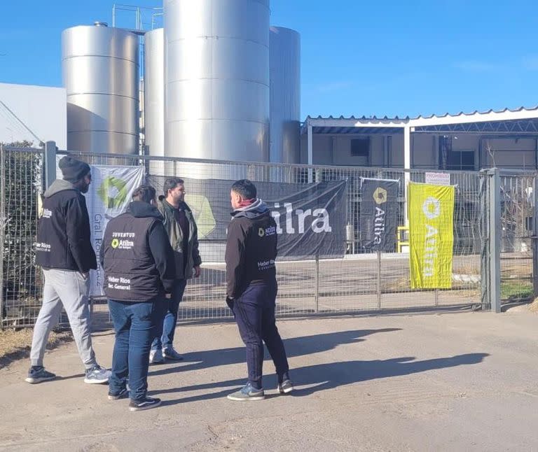 Foto del sábado pasado. En Lácteos Vidal dijeron que manifestantes de Atilra impidieron el ingreso de trabajadores y de camiones cisternas a la usina