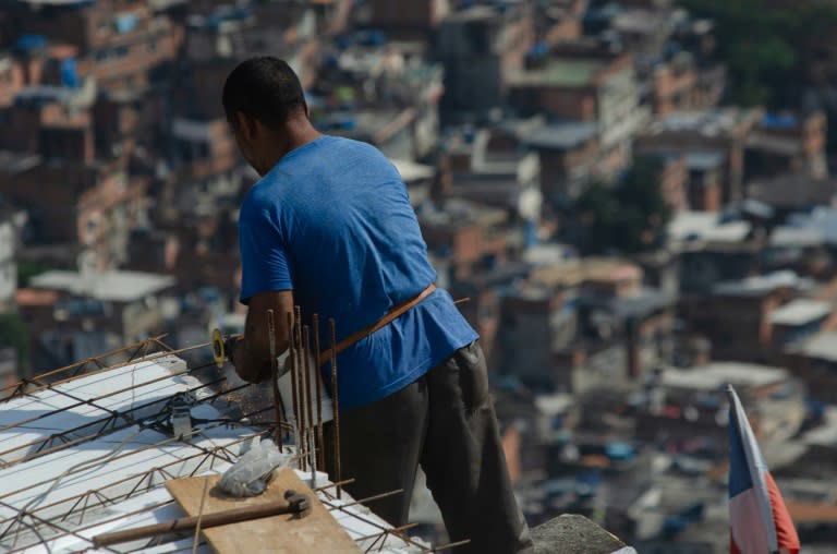 Un homme travaille sur un site de construction à Rio de Janeiro, au Brésil, en pleine vague de chaleur, le 17 novembre 2023 (Tercio TEIXEIRA)