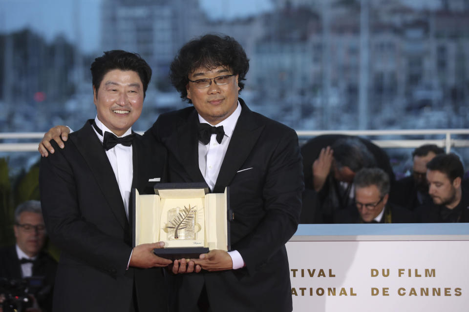 Das sind die glücklichen Gewinner des Filmfestivals in Cannes: Schauspieler Kang-Ho Song (links) und Produzent Bong Joon-ho (rechts) erhalten die Goldene Palme für den Thriller "Parasite". (Bild: AP Photo/Petros Giannakouris)