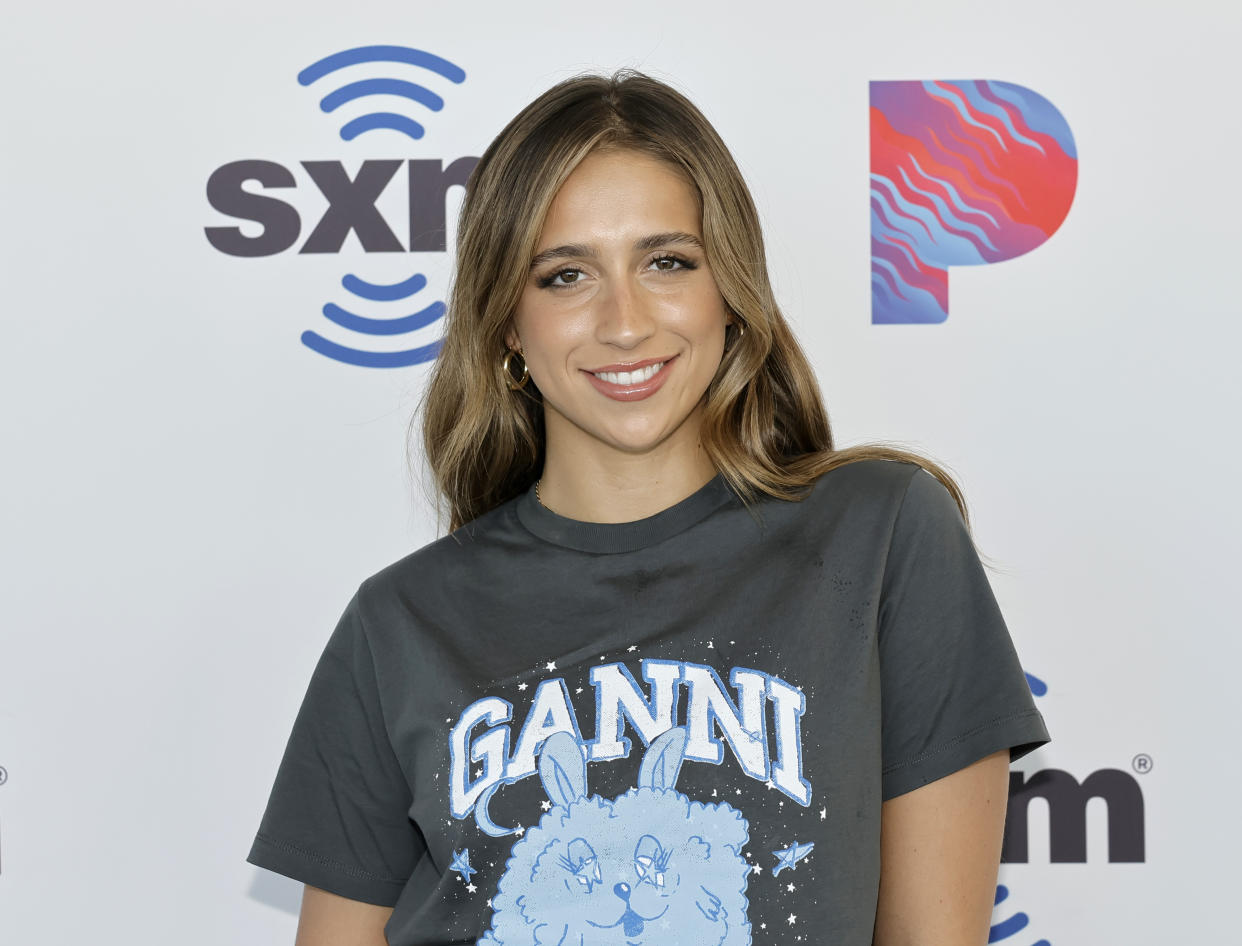 LOS ANGELES, CALIFORNIA - AUGUST 25: Tate McRae visits the SiriusXM Studios on August 25, 2023 in Los Angeles, California. (Photo by Kevin Winter/Getty Images)