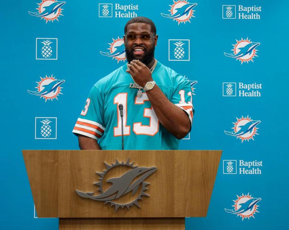 Con una camiseta de Dan Marino, Terron Armstead celebra su primera conferencia en la sala de conferencias del Baptist Health Training Complex en Miami Gardens, el jueves 24 de marzo de 2022.