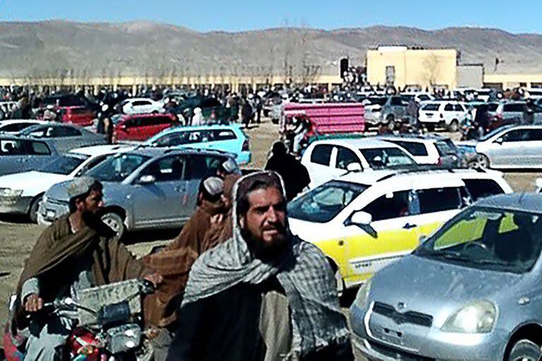 Esta captura de pantalla de un video muestra a hombres afganos saliendo de un estadio de fútbol después de asistir a la ejecución pública por parte de las autoridades talibanes de dos hombres condenados por asesinato, en Ghazni.