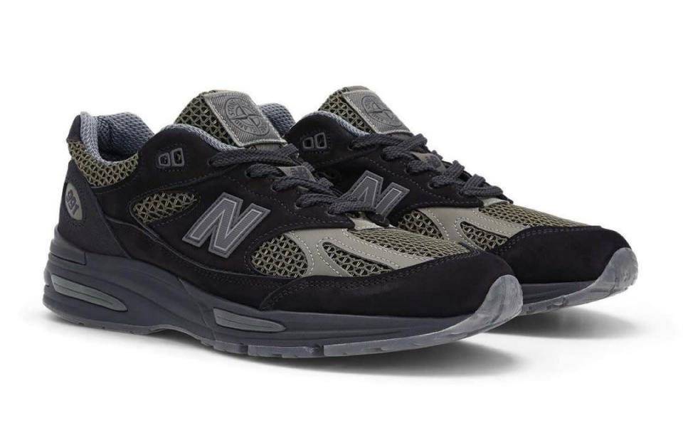 A detailed look at the MADE in UK 991v2 sneakers.<p>New Balance</p>