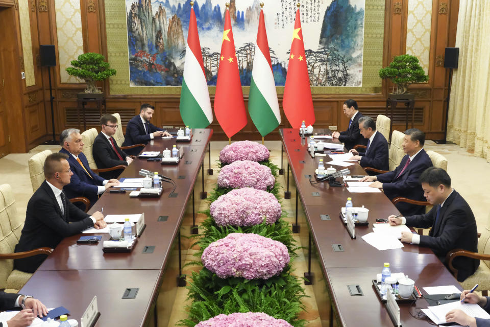 En esta foto difundida por la agencia de noticias Xinhua, el primer ministro húngaro Viktor Orbán, segundo desde la izquierda, conversa con el presidente chino Xi Jinping durante una reunión bilateral en Beijing, el lunes 8 de julio de 2024. (Ding Lin/Xinhua vía AP)